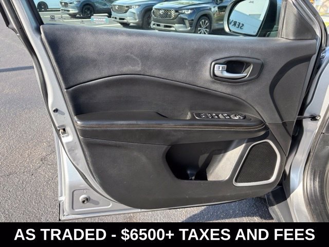 Used 2018 Silver Jeep Latitude image 12