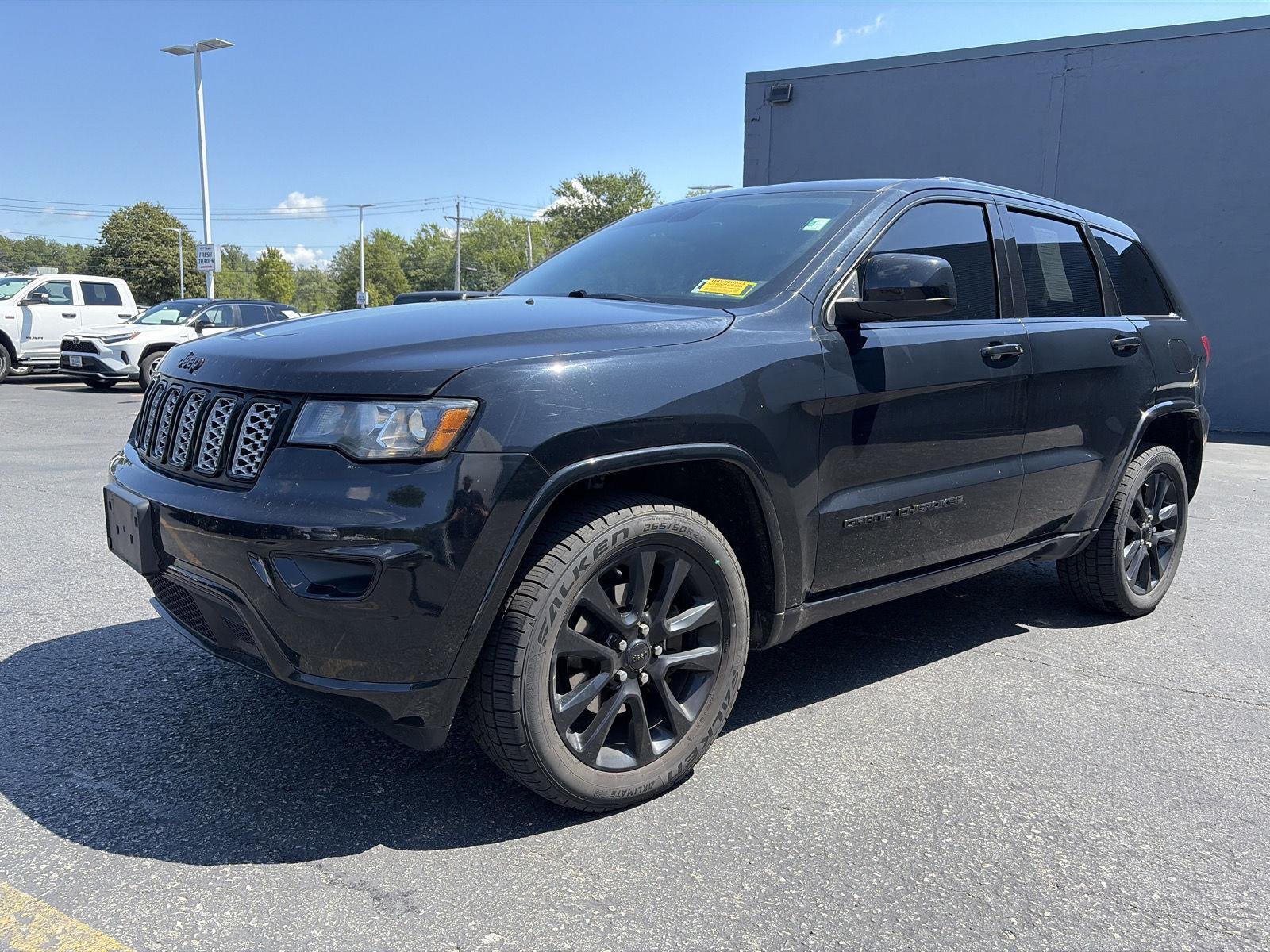 Used 2020 Diamond Black Crystal Pearlcoat Jeep Altitude image 3