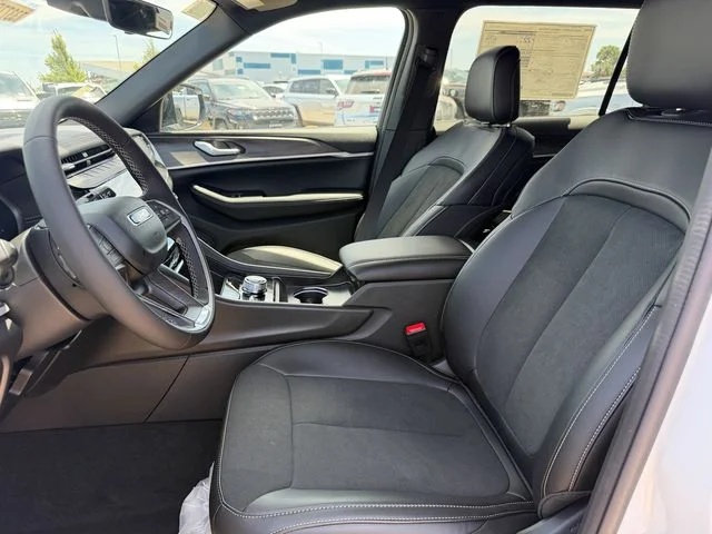 New 2026 Bright White Clear-Coat Exterior Paint Jeep Laredo image 12
