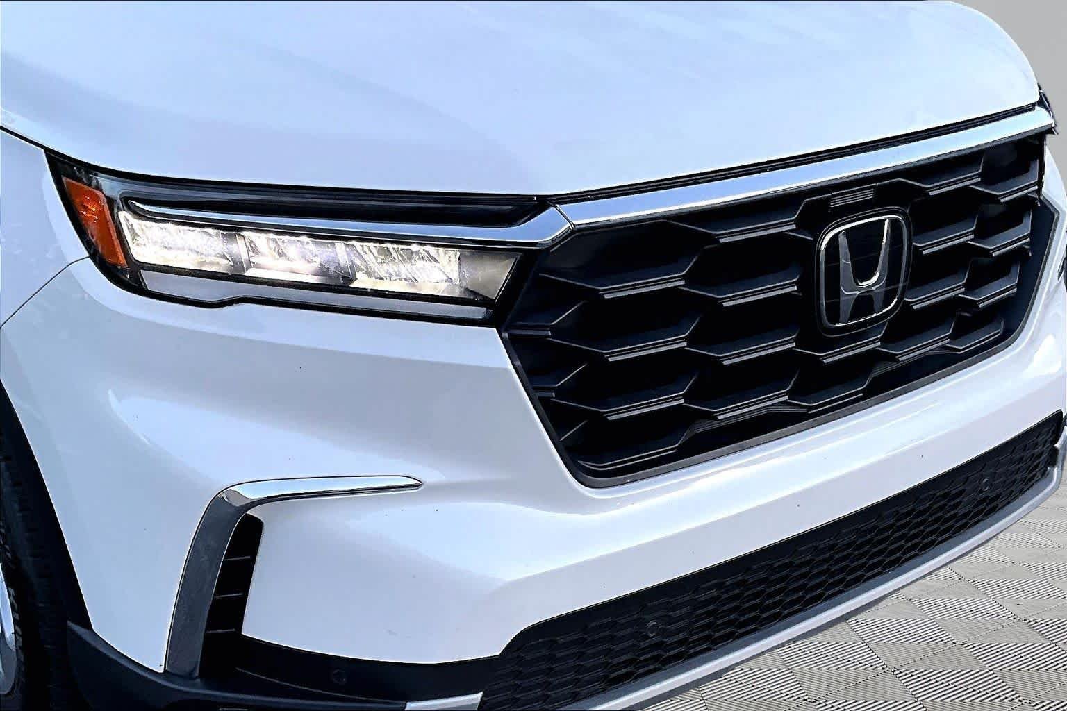 Used 2025 Platinum White Pearl Honda EX-L image 30