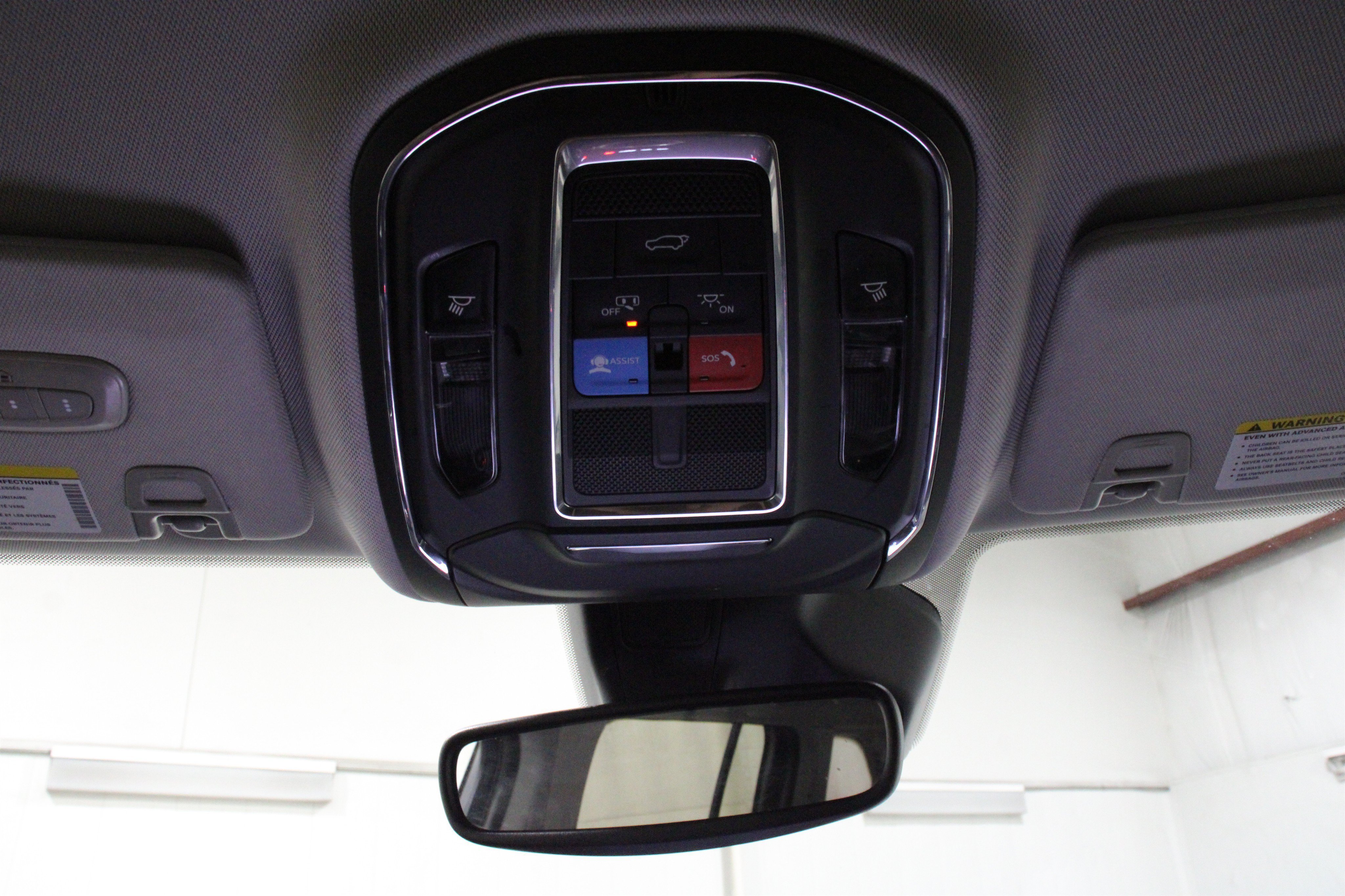 Used 2023 Diamond Black Crystal Pearlcoat Jeep Limited image 22