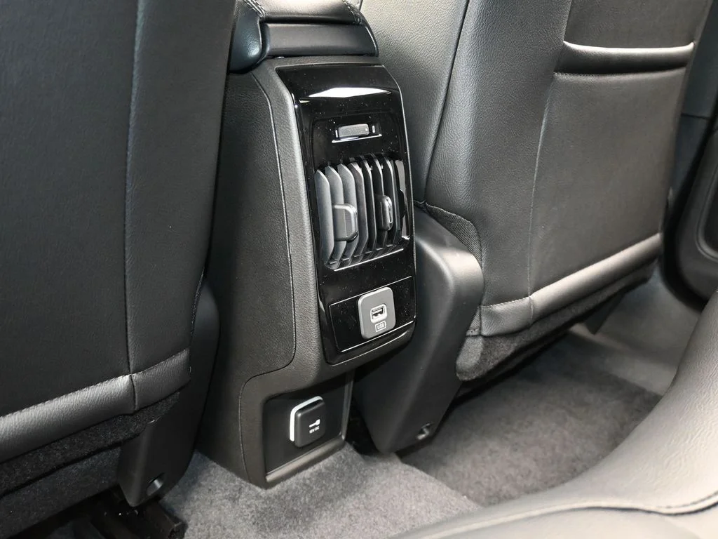 New 2026 Red Hot Pearlcoat Jeep Latitude image 29
