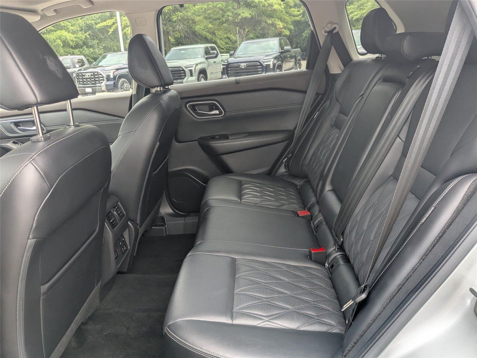 Used 2022 Brilliant Silver Metallic Nissan Platinum image 13