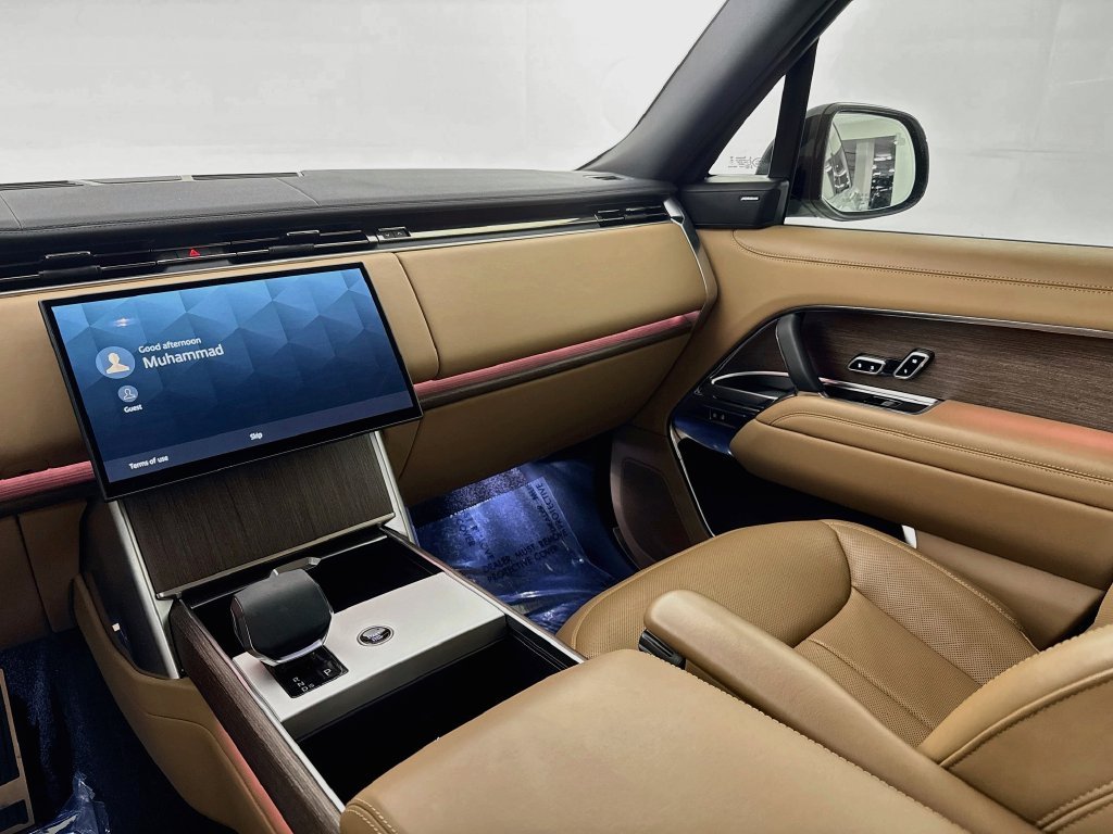 Used 2025 White Land Rover SE image 24