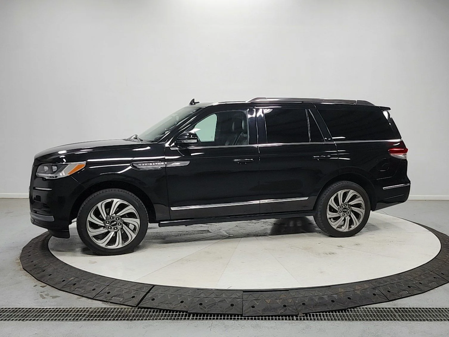 Used 2024 Infinite Black Metallic Lincoln Reserve image 4