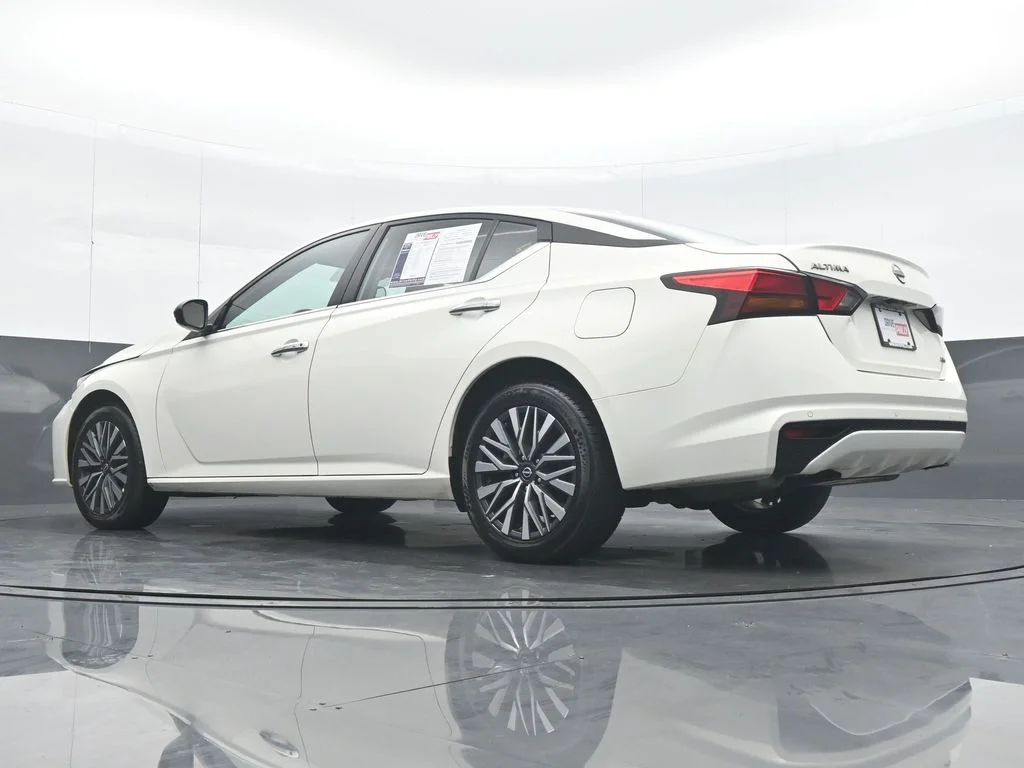Used 2025 White Nissan 2.5 SV image 28
