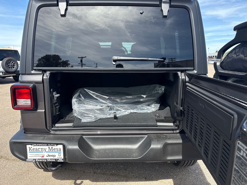New 2026 Granite Crystal Metallic Clearcoat Jeep Sport S image 10