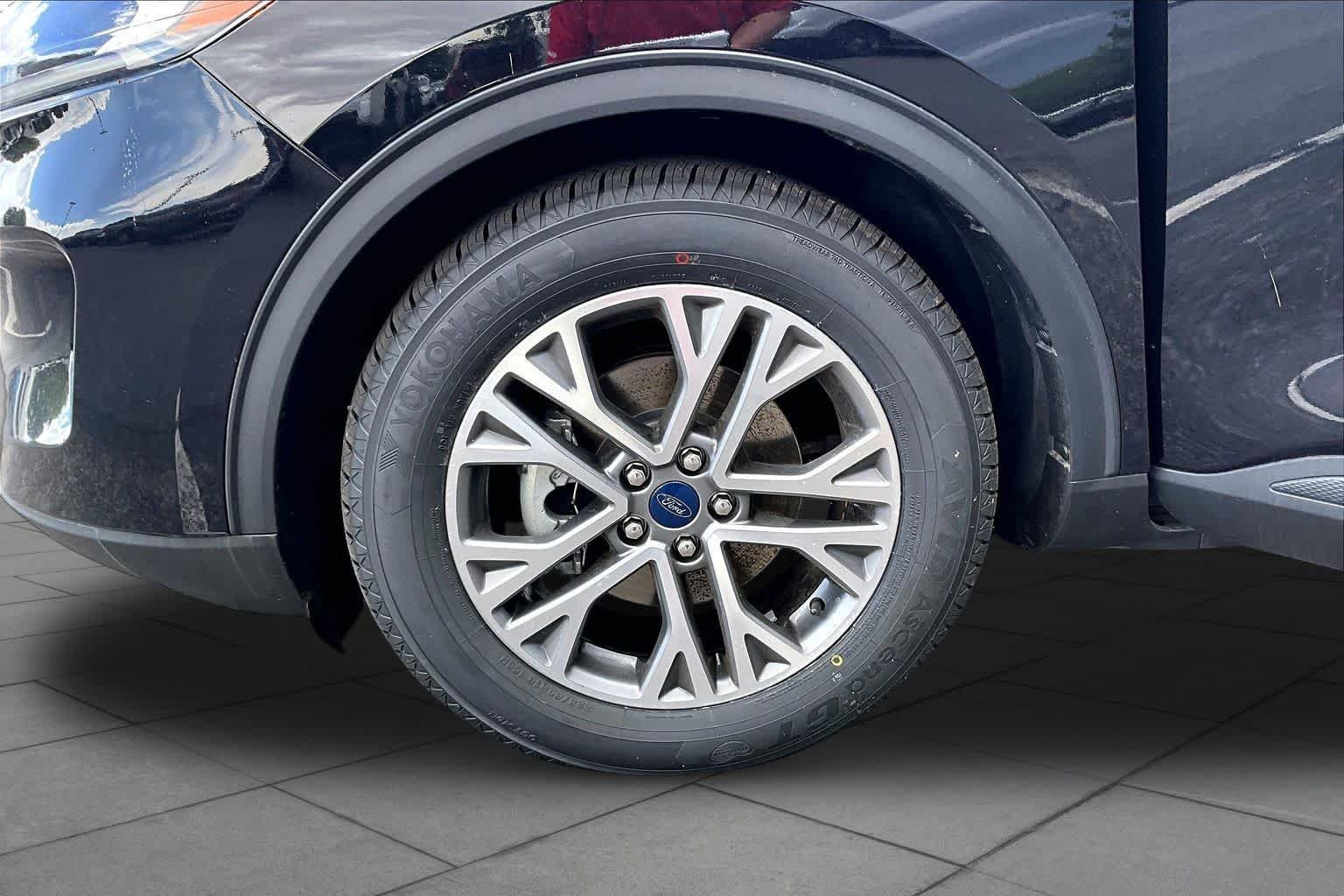 Used 2022 Agate Black Metallic Ford SEL Hybrid image 10