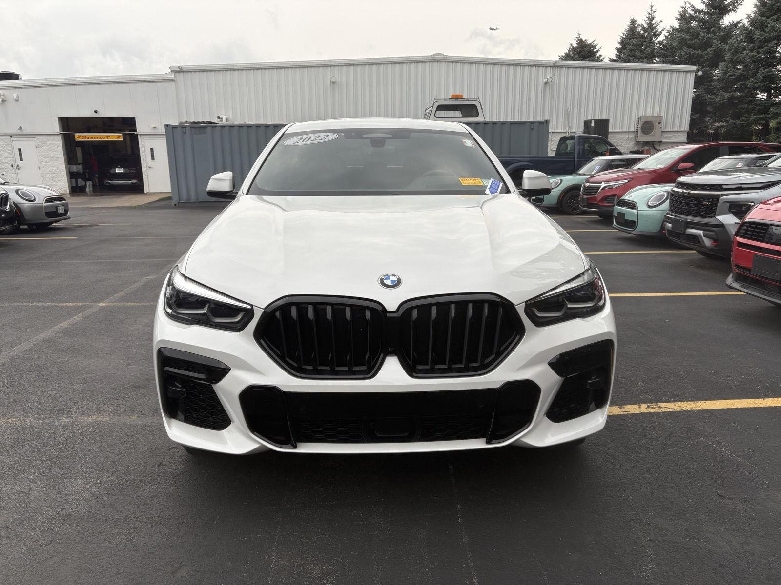 Used 2022 Mineral White Metallic BMW xDrive40i image 2