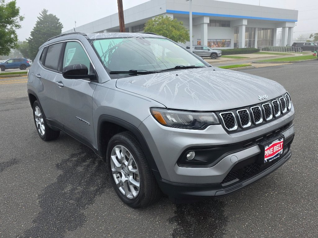 Used 2023 Billet Silver Metallic Clear Coat Jeep Latitude Lux image 9
