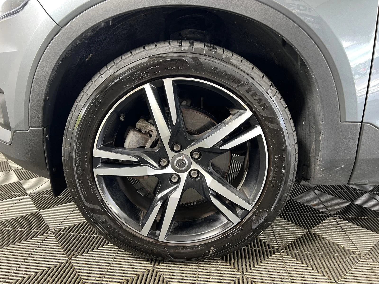 Used 2019 Gy Volvo R-Design image 9