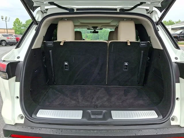 Used 2025 White INFINITI Sensory image 31