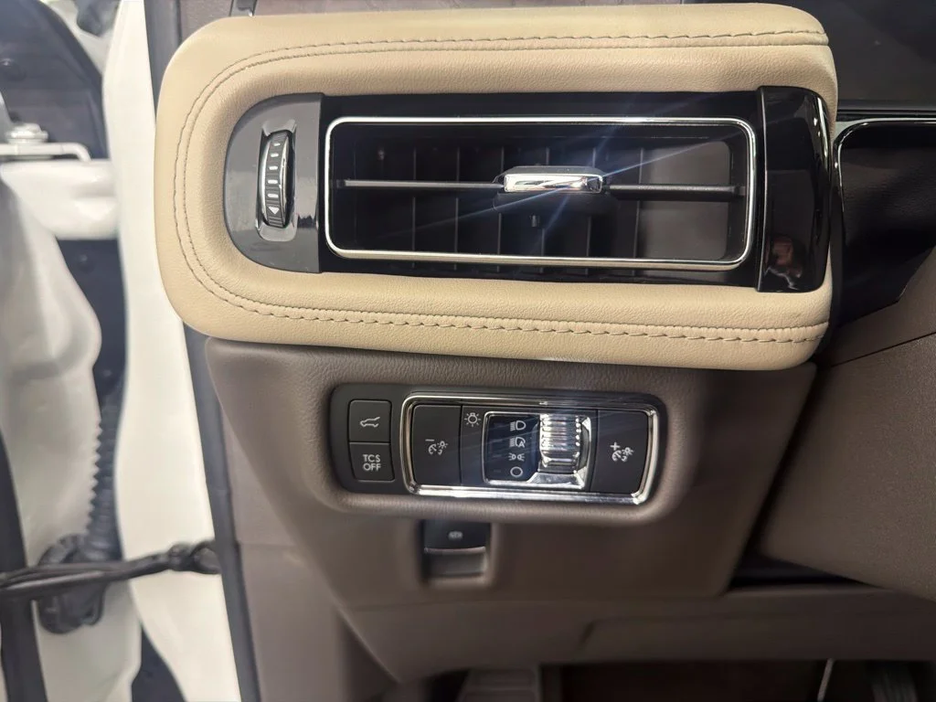 Used 2022 White Metallic Lincoln Reserve image 24
