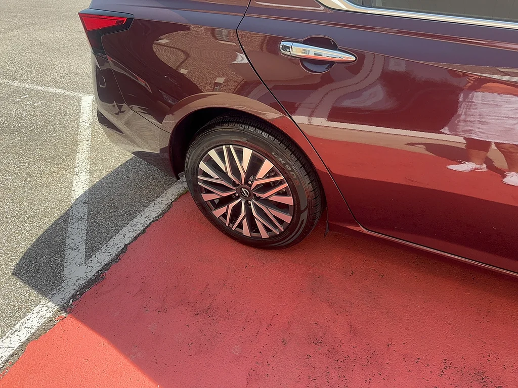 Used 2025 Garnet Pearl Metallic Nissan 2.5 SV image 15