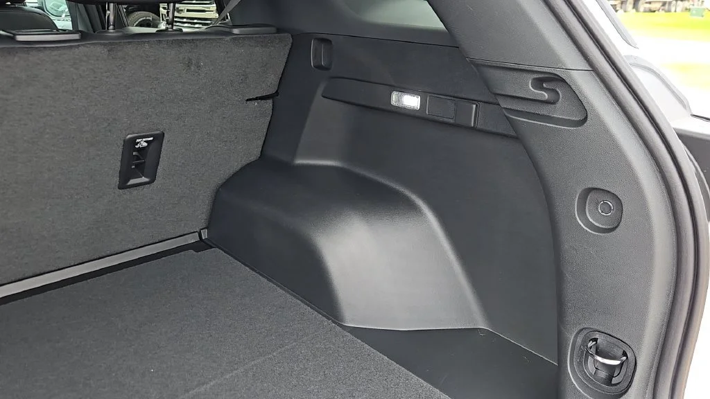 New 2027 Summit White Chevrolet LT image 31