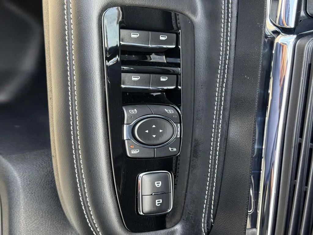Used 2022 White Lincoln Standard image 18