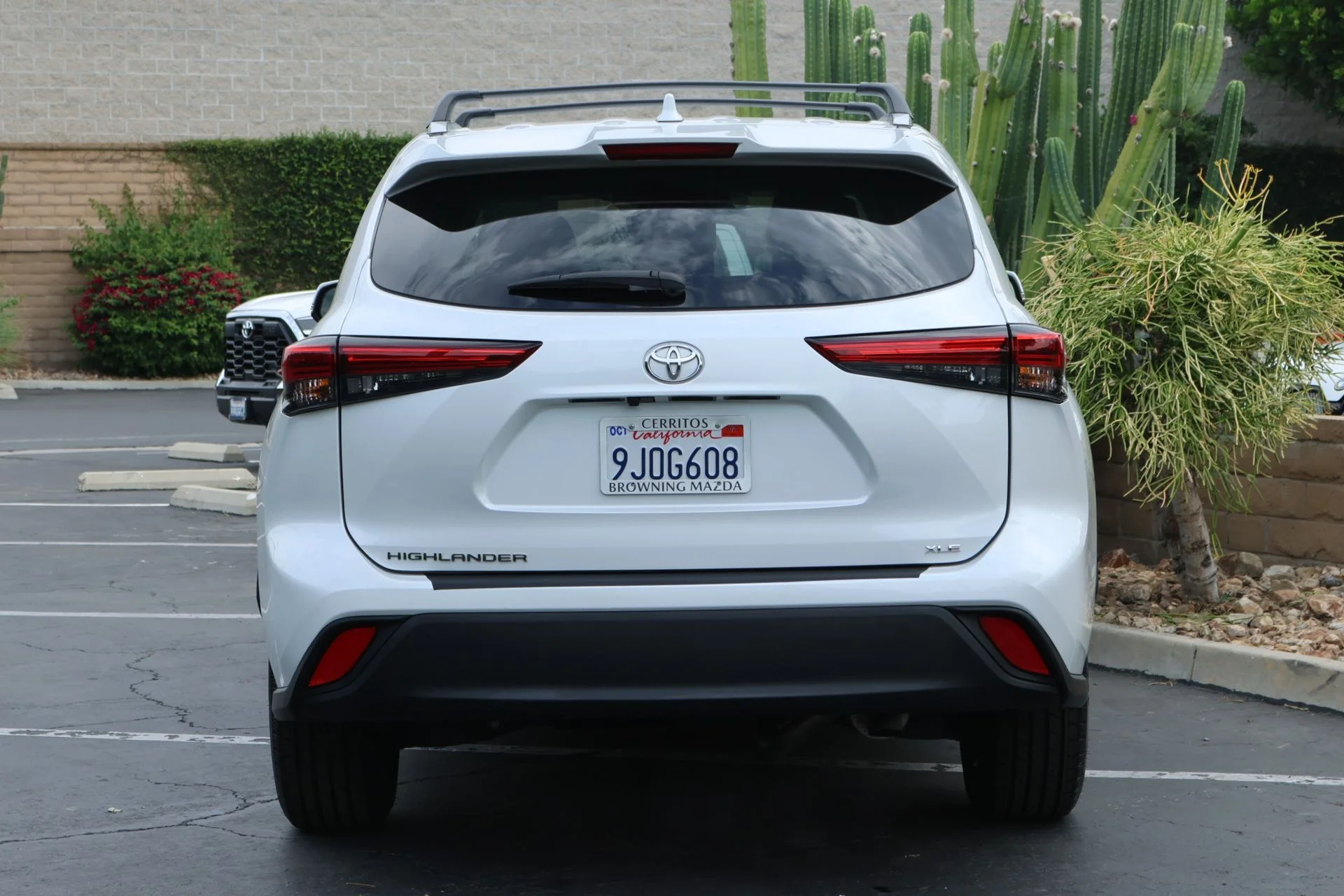 Used 2023 Beige Toyota XLE image 4