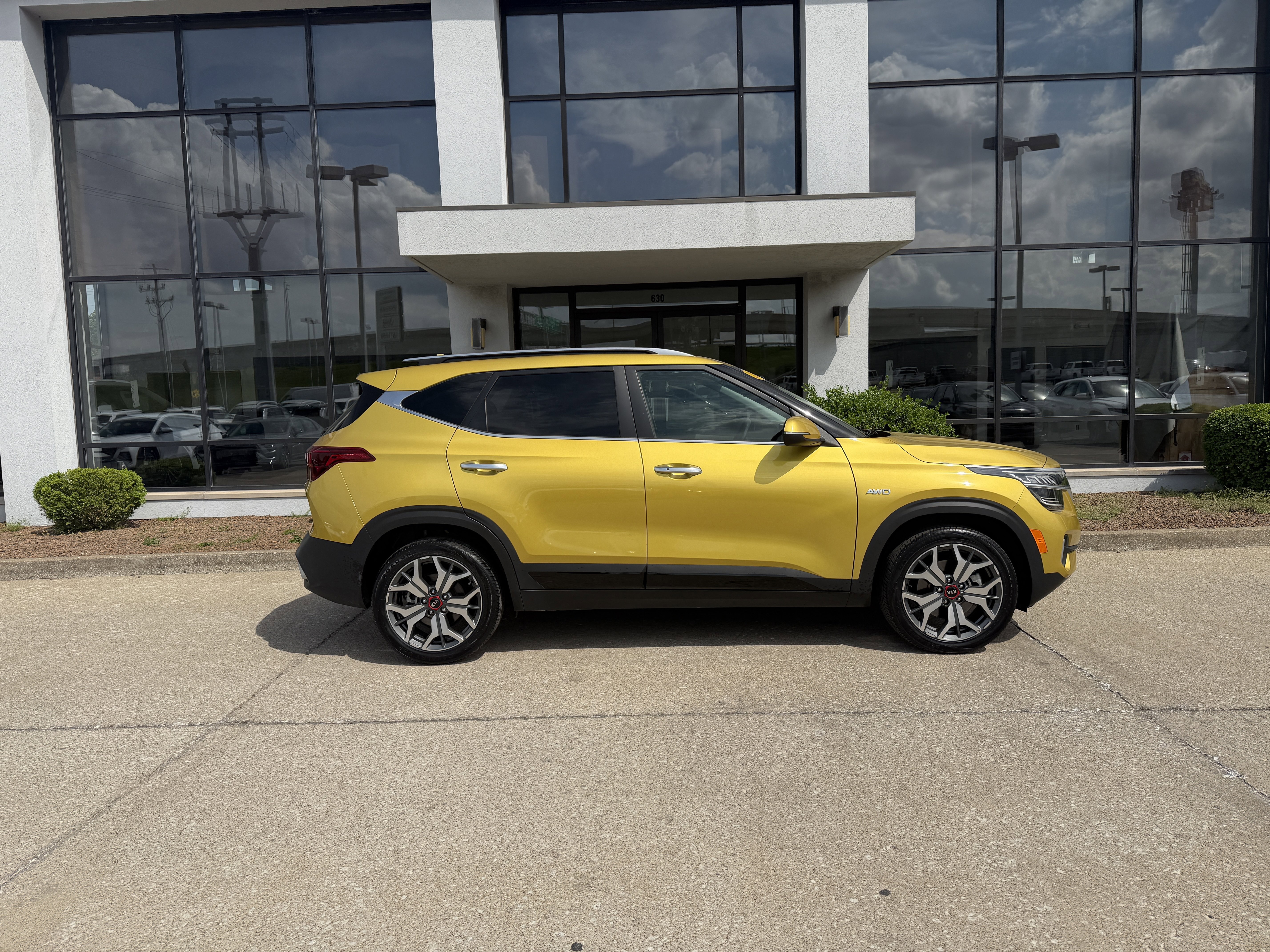 Used 2021 Starbright Yellow Kia SX image 3