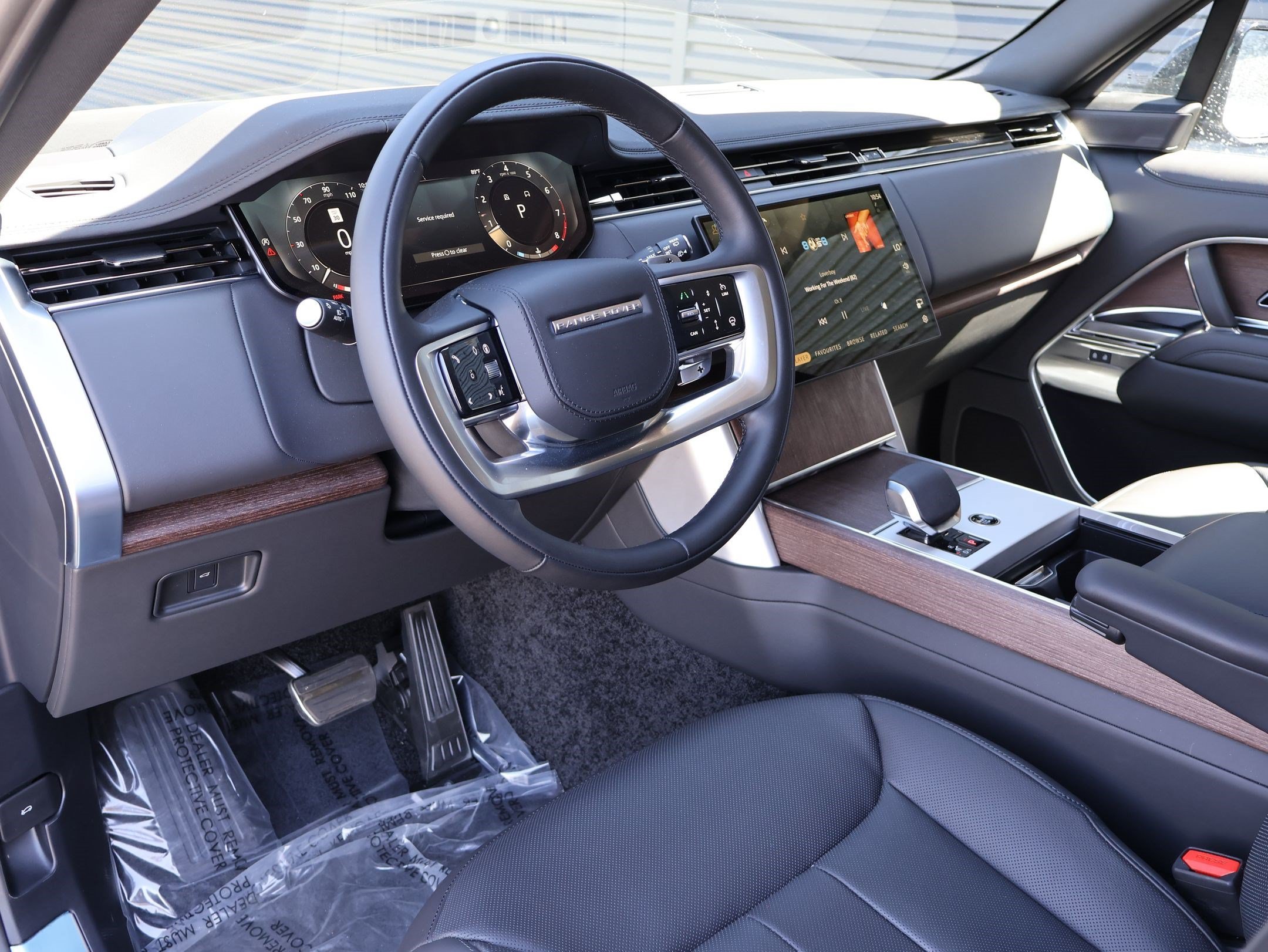 Used 2025 Eiger Grey Metallic Land Rover SE image 4