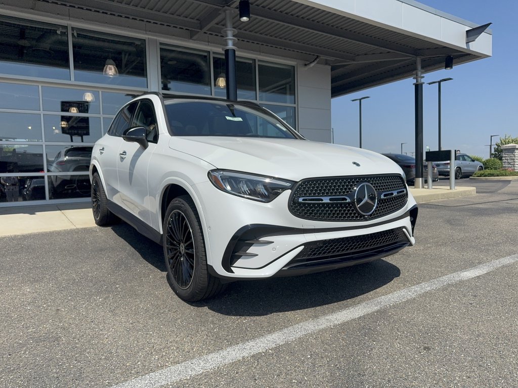 New 2026 MANUFAKTUR Moonlight White Metallic Mercedes-Benz GLC 300 4MATIC® image 5
