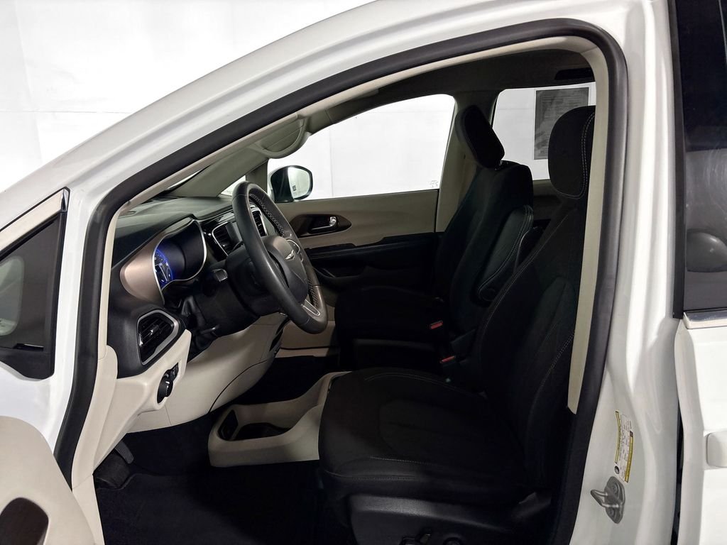 Used 2022 Bright White Clearcoat Chrysler LX image 11