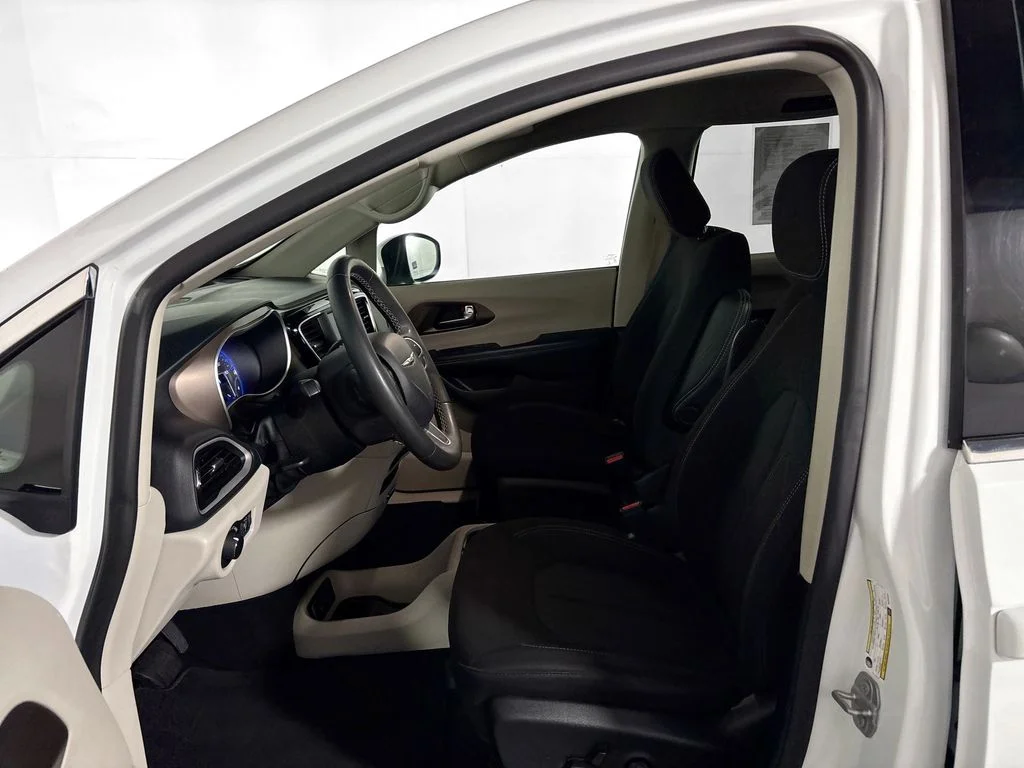 Used 2022 White Chrysler LX image 11
