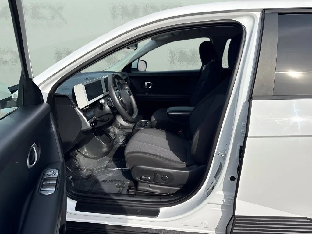 Used 2023 White Hyundai SE Standard Range image 9