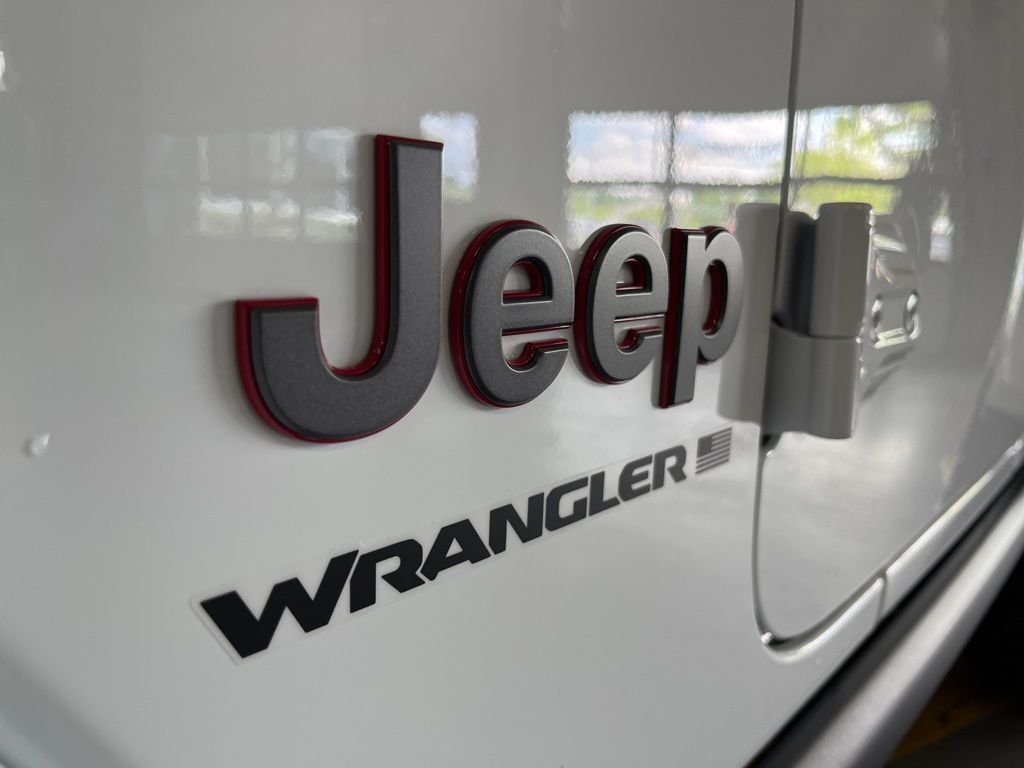 New 2026 Bright White Clear-Coat Exterior Paint Jeep Rubicon X image 14