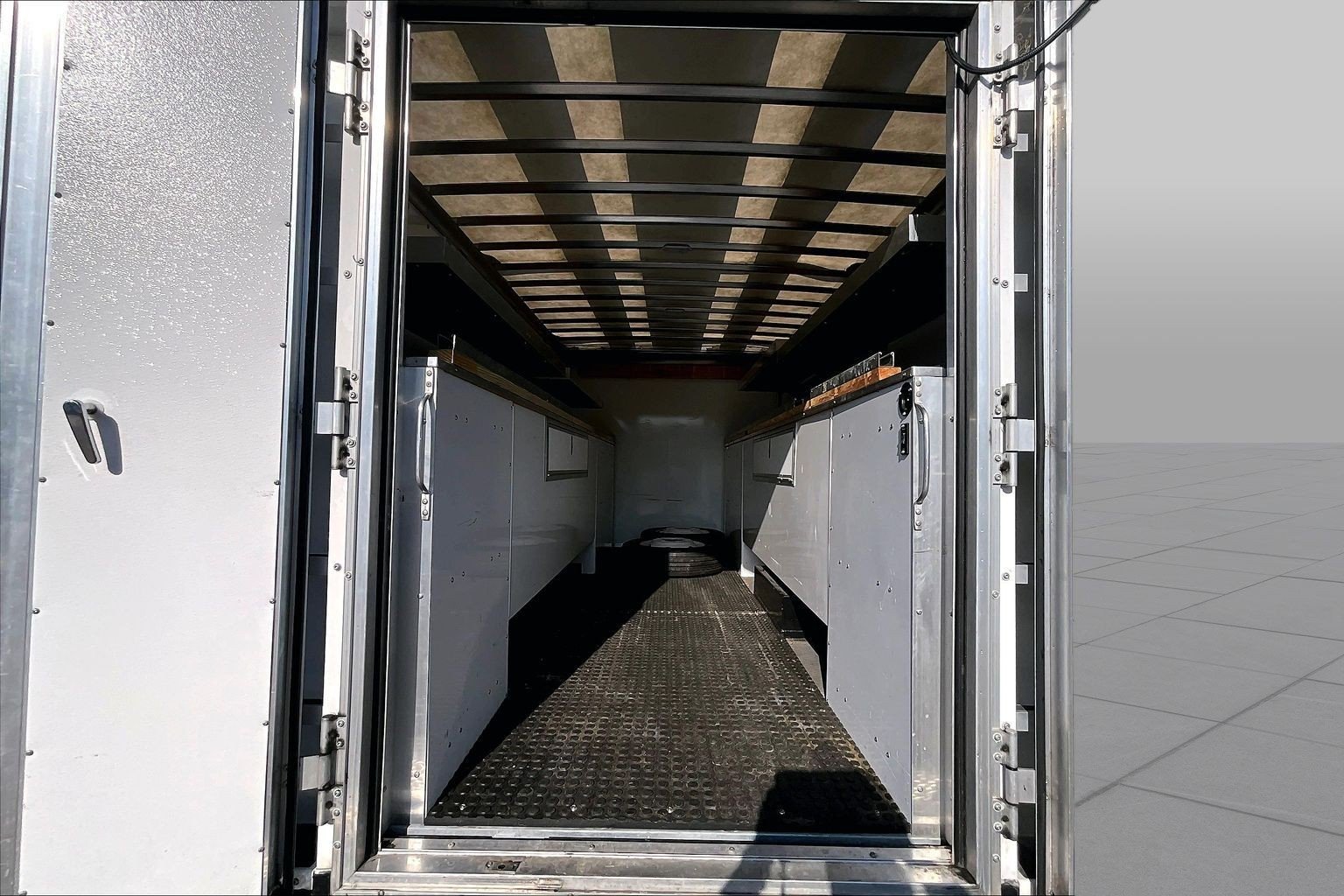 Used 2024  ISUZU  image 13