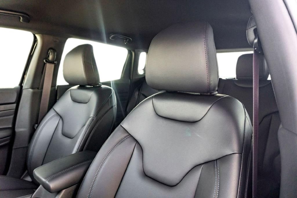 New 2026 Diamond Black Crystal Pearl-Coat Exterior Paint Jeep Limited image 9