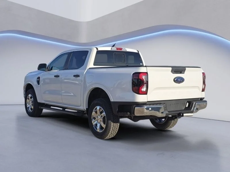 New 2025 Oxford White Ford XLT image 4