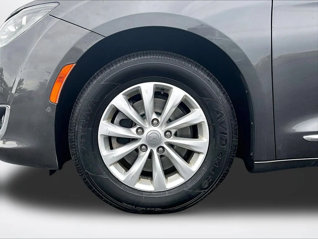Used 2019 Gray Chrysler Touring L image 8