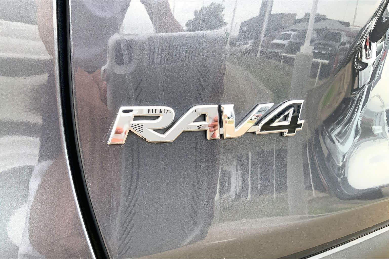 Used 2020 Magnetic Gray Metallic Toyota XLE Premium image 33