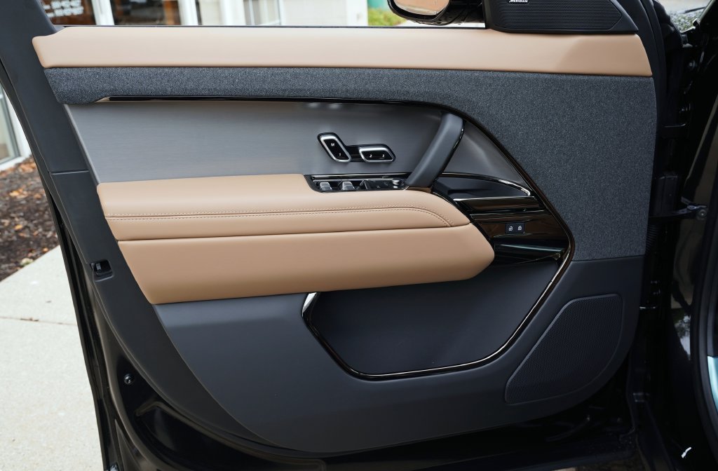 New 2027 Santorini Black Land Rover SE image 10