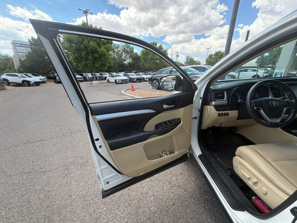 Used 2017 White Toyota XLE image 11