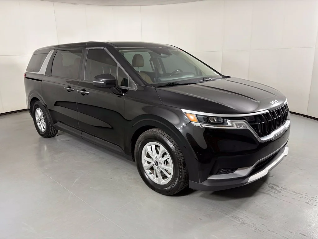 Used 2022 Black Kia LXS image 2