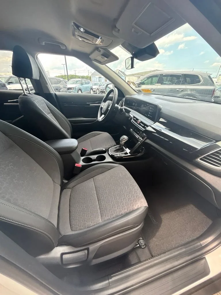 Used 2026 White Kia S image 24