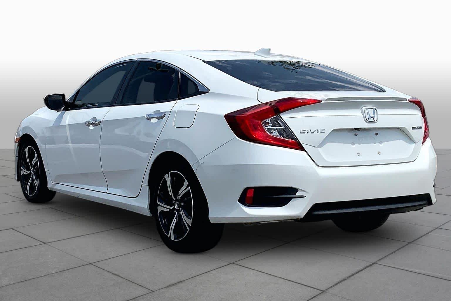 Used 2017 Lunar Silver Metallic Honda Touring image 9