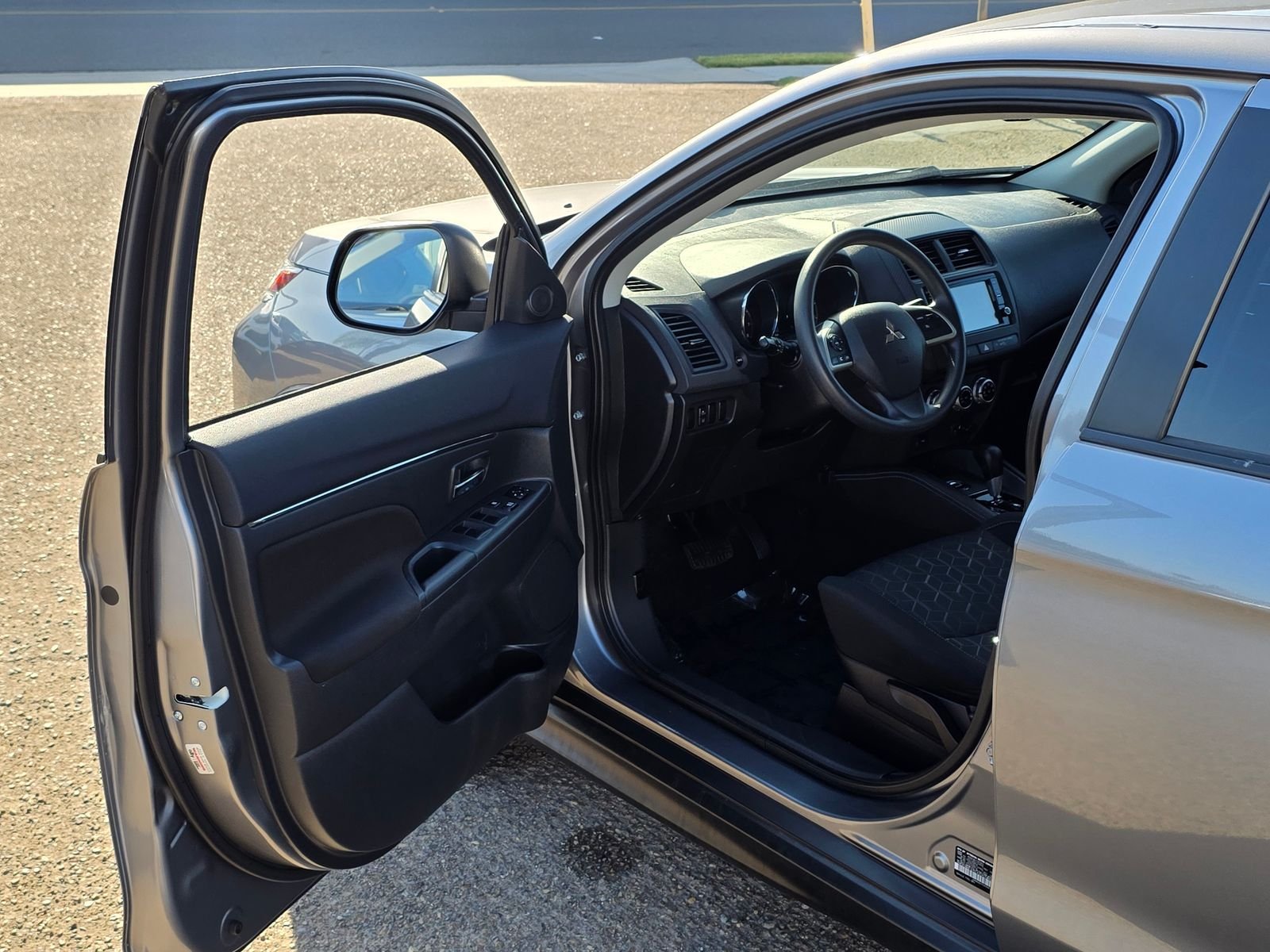 Used 2023  Mitsubishi 2.0 ES image 40