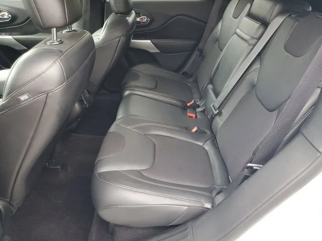 Used 2018 White Jeep Latitude Plus image 21