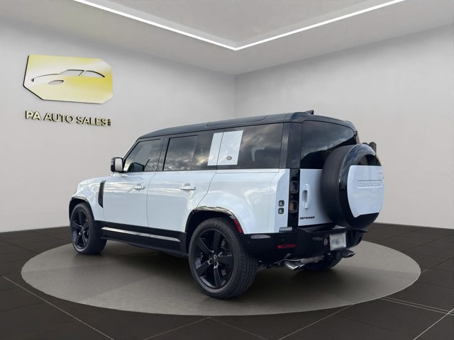 Used 2023 White Land Rover V8 image 5