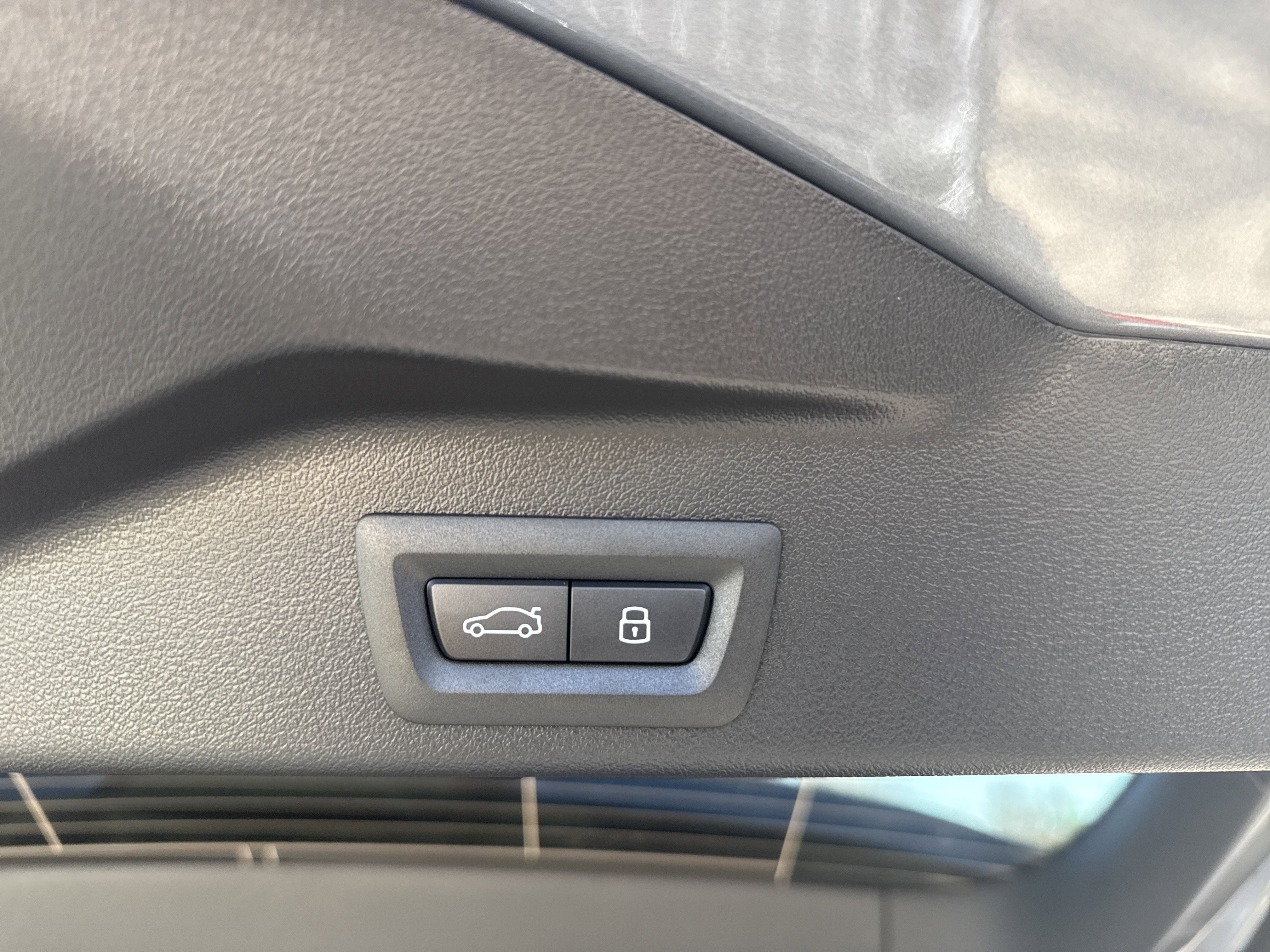New 2026 0C4W Skyscraper Grey Metallic BMW xDrive50e image 25