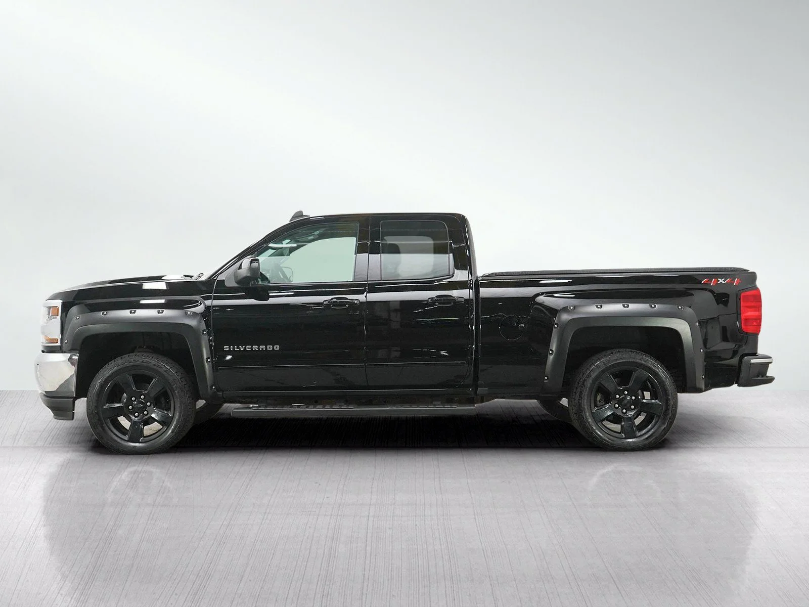 Used 2018 Chevrolet Silverado 1500 LT with VIN 1GCVKREC6JZ132636 for sale in Roseville, Minnesota