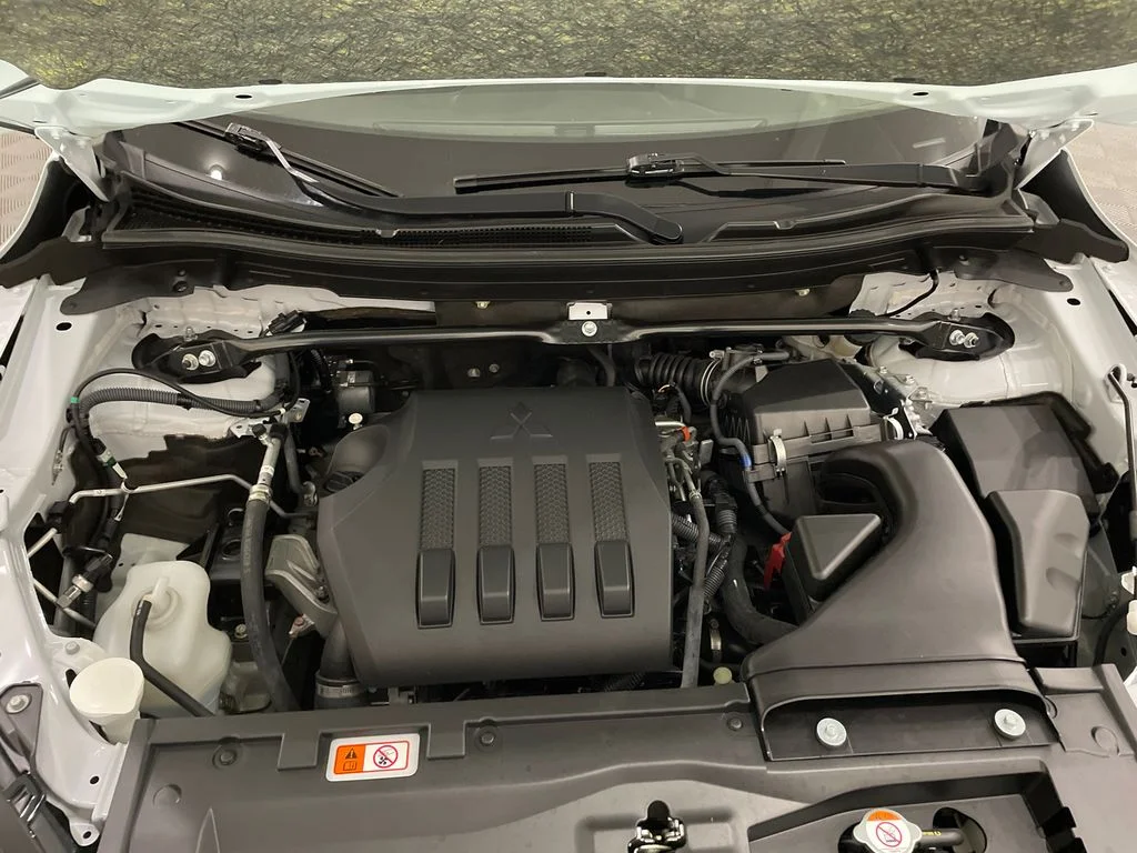 Used 2024 White Diamond Mitsubishi SE image 31