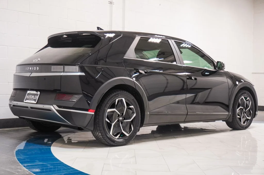 Used 2023 Black Hyundai SE image 29