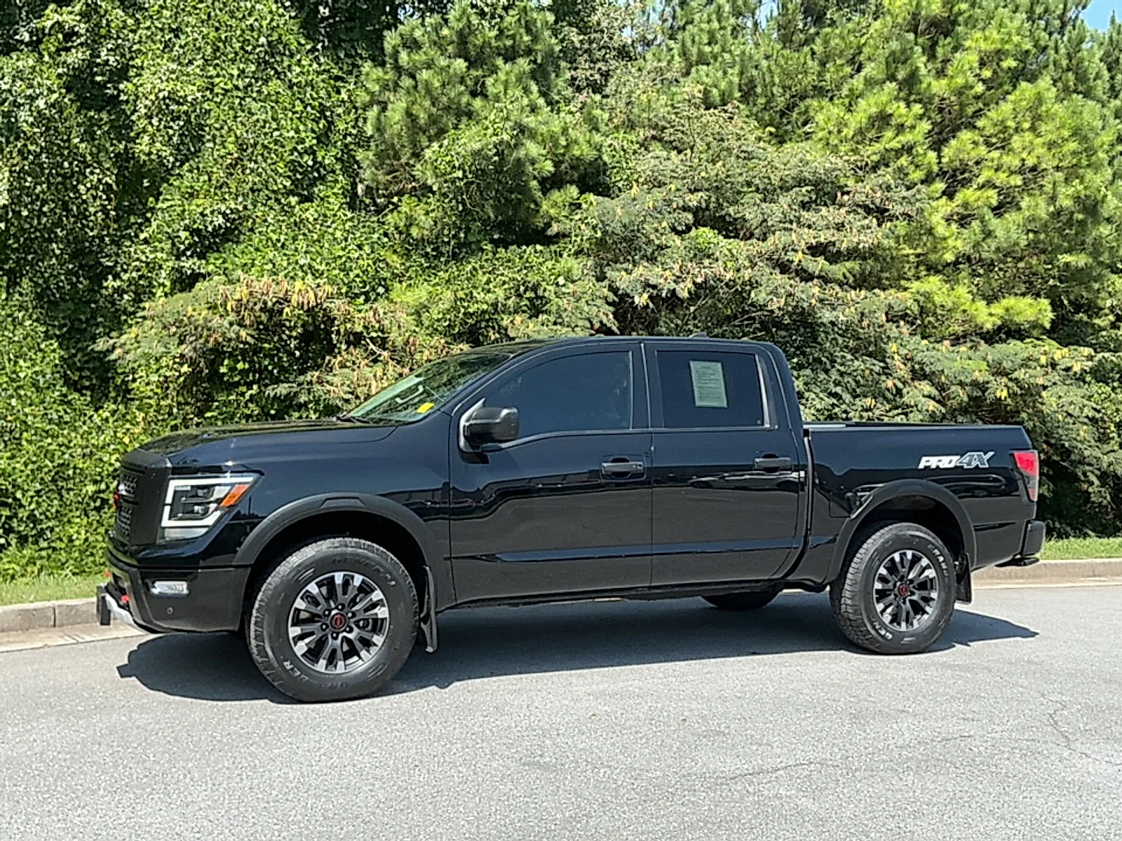 Used 2023  Nissan Crew Cab PRO-4X 4x4 image 4