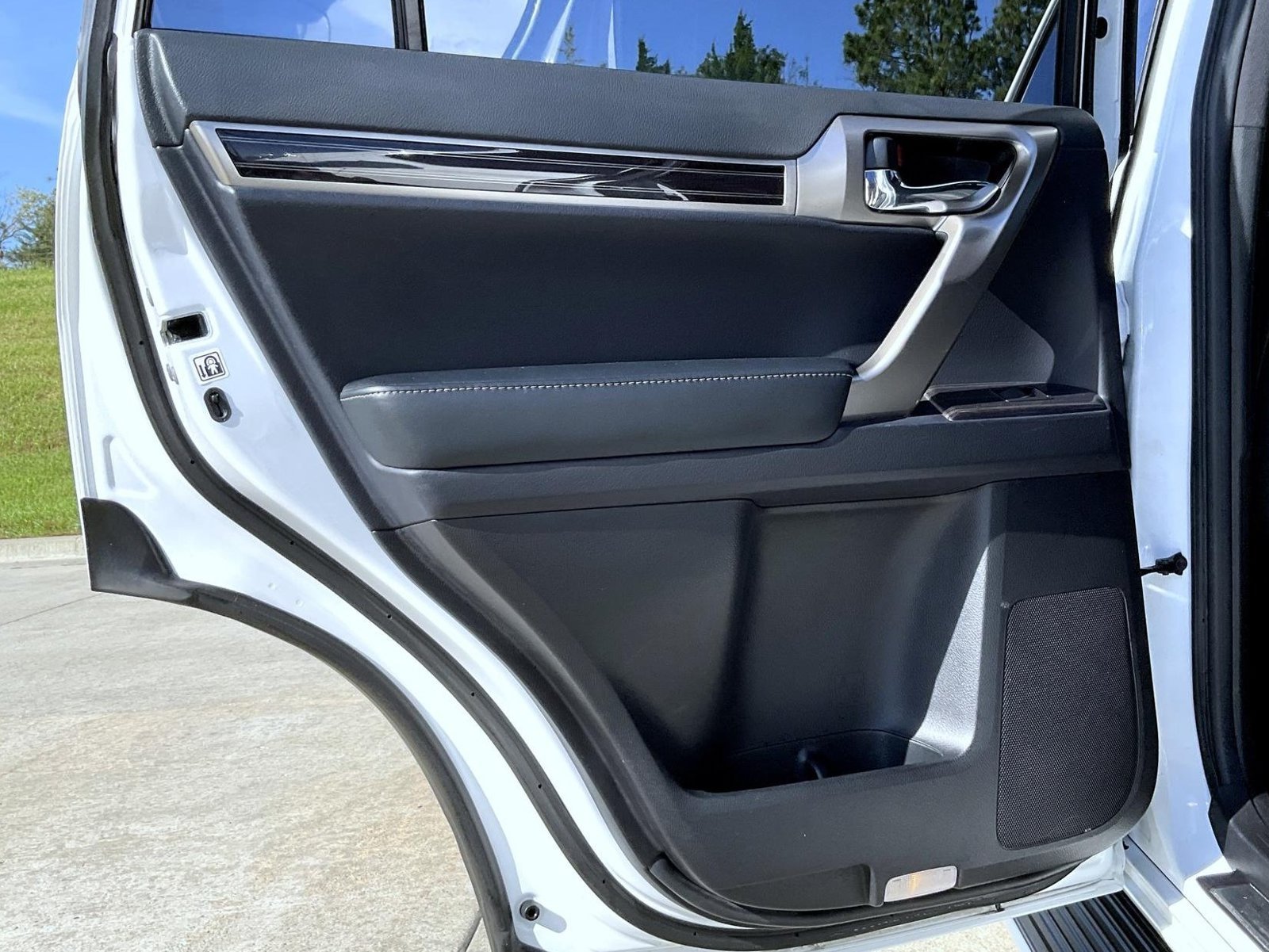 Used 2021 White Lexus 460 image 23