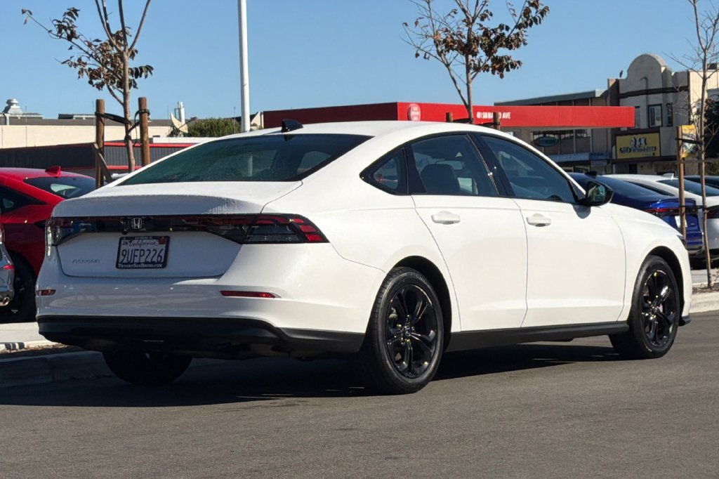 Used 2025 Platinum White Pearl Honda SE image 4