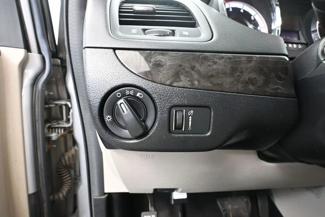 Used 2013 Silver Dodge SXT image 28