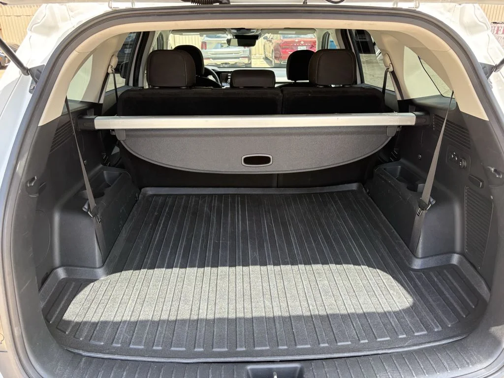 Used 2023 Glacial White Pearl Kia LX image 28
